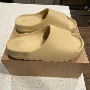 Used Yeezy Slides DESERT SAND